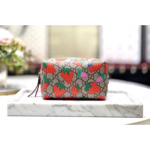 Gucci cosmetic case with Gucci Strawberry print Gucci cosmetic case with Gucci Strawberry print