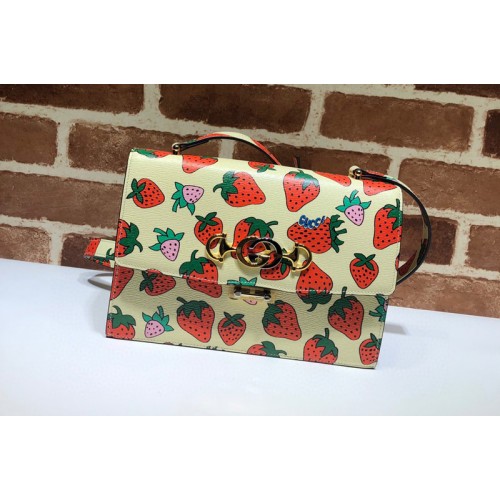 Gucci Zumi smooth leather small shoulder bag in Beige smooth leather with strawberry Gucci Zumi smooth leather small shoulder bag in Beige smooth leather with strawberry