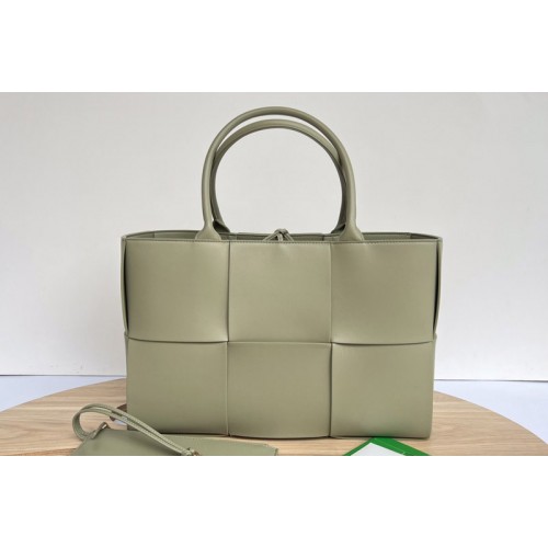 Bottega Veneta Medium Arco Tote bag in Travertine intrecciato leather Bottega Veneta Medium Arco Tote bag in Travertine intrecciato leather