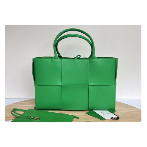 Bottega Veneta Medium Arco Tote bag in Parakeet intrecciato leather