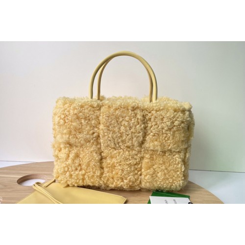 Bottega Veneta Arco tote Bag in Yellow Shearling