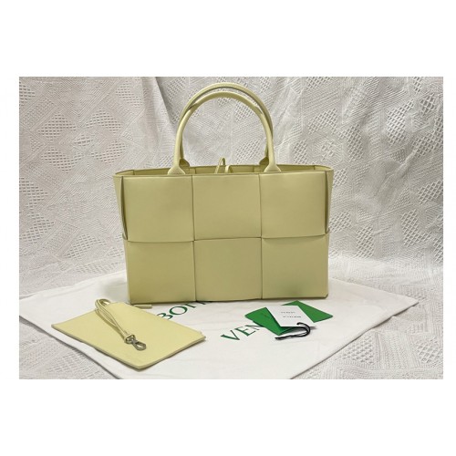 Bottega Veneta Arco tote bag in Ice Cream Intrecciato leather