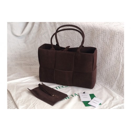 Bottega Veneta Arco tote Horizontal tote bag in Burgundy an orthogonal maxi weave