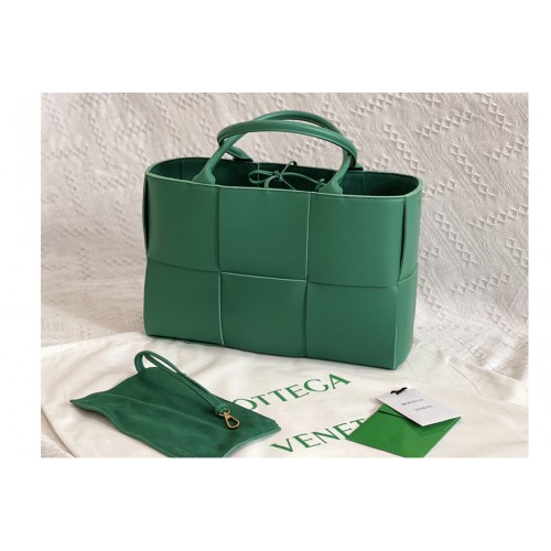 Bottega Veneta Arco tote bag in Green Intrecciato leather