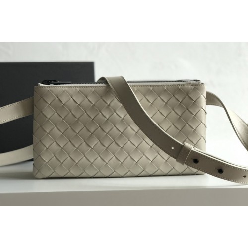 Bottega Veneta BV Messenger bag In White classic woven nappa leather