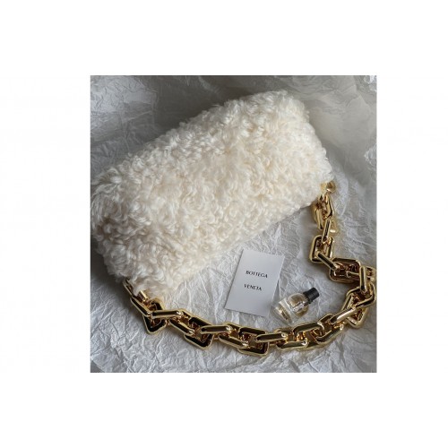 Bottega Veneta Chain pouch in Popcorn Shearling Bottega Veneta Chain pouch in Popcorn Shearling