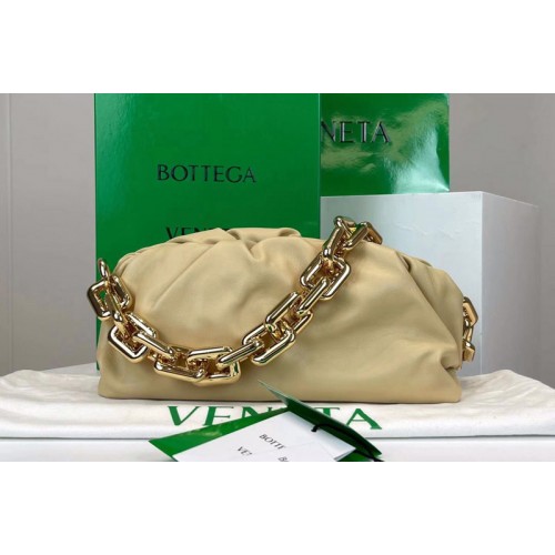 Bottega Veneta Chain Pouch Shoulder Bag in Beige Lambskin Leather With Gold Chain Bottega Veneta Chain Pouch Shoulder Bag in Beige Lambskin Leather With Gold Chain