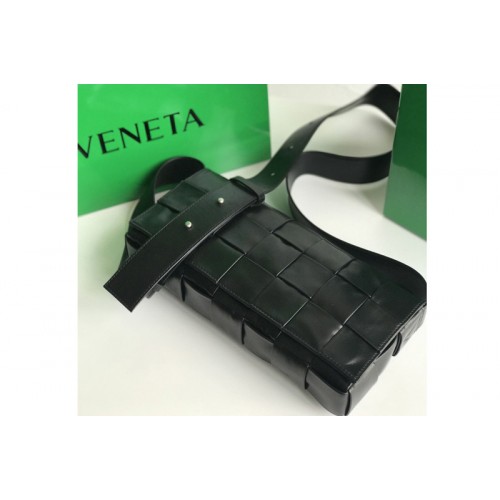 Bottega Veneta Stretch Cassette Crossbody bag in Black Paper Calf leather