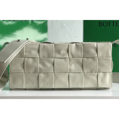 Bottega Veneta Stretch Cassette Crossbody bag in White Paper Calf leather