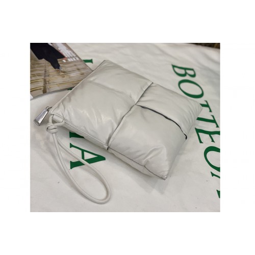 Bottega Veneta Pouch Bag in maxi padded Intrecciato White Paper Calf leather Bottega Veneta Pouch Bag in maxi padded Intrecciato White Paper Calf leather