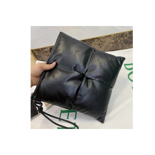 Bottega Veneta Pouch Bag in maxi padded Intrecciato Black Paper Calf leather Bottega Veneta Pouch Bag in maxi padded Intrecciato Black Paper Calf leather