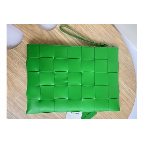 Bottega Veneta Men Pouch in Green intreccio leather Bottega Veneta Men Pouch in Green intreccio leather
