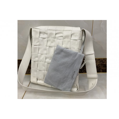 Bottega Veneta Men Cassette Messenger bag in White Intrecciato Paper Calf leather Bottega Veneta Men Cassette Messenger bag in White Intrecciato Paper Calf leather