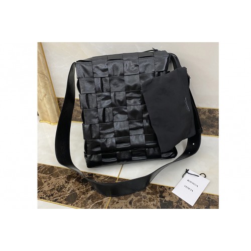Bottega Veneta Men Cassette Messenger bag in Black Intrecciato Paper Calf leather Bottega Veneta Men Cassette Messenger bag in Black Intrecciato Paper Calf leather