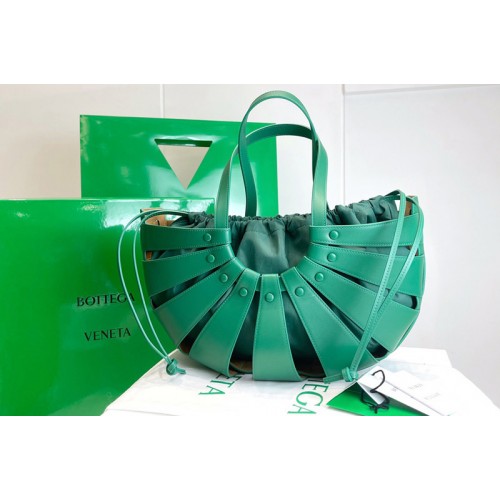 Bottega Veneta Shell Cut out shoulder bag in Green French Calf Leather Bottega Veneta Shell Cut out shoulder bag in Green French Calf Leather