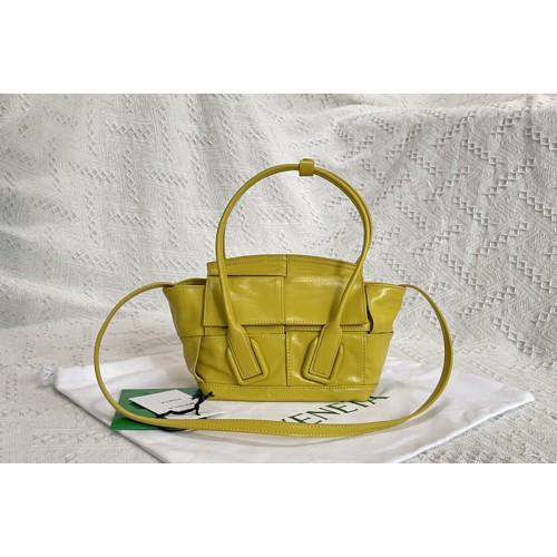 Bottega Veneta Arco cross-body bag in Mirabelle Intreccio leather Bottega Veneta Arco cross-body bag in Mirabelle Intreccio leather