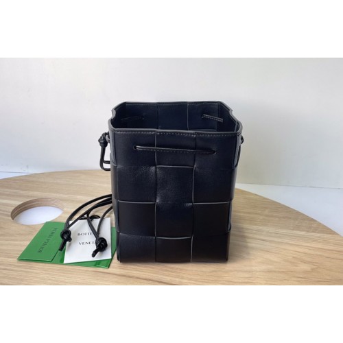 Bottega Veneta Cassette Small intreccio leather cross-body bucket bag in Black Leather