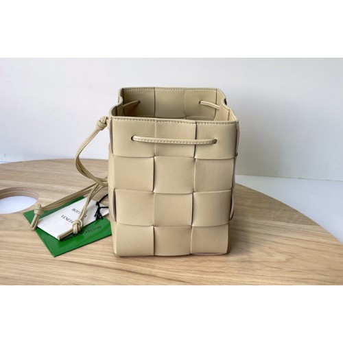 Bottega Veneta Cassette Small intreccio leather cross-body bucket bag in Porridge Leather