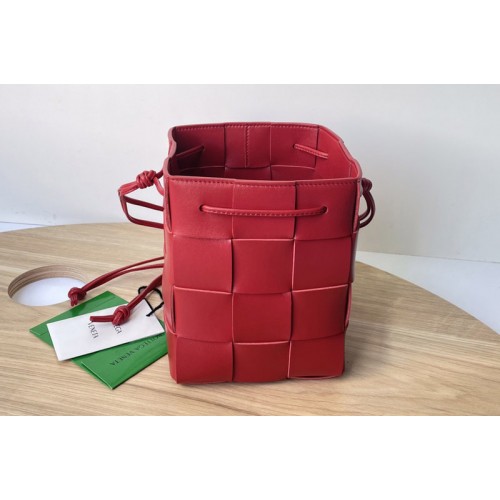 Bottega Veneta Cassette Small intreccio leather cross-body bucket bag in Red Leather