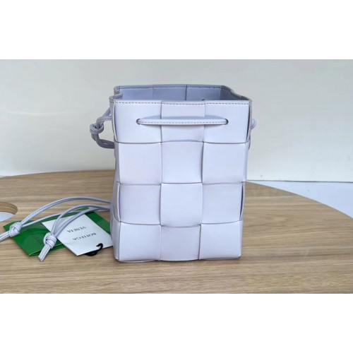 Bottega Veneta Cassette Small intreccio leather cross-body bucket bag in Purple Leather Bottega Veneta Cassette Small intreccio leather cross-body bucket bag in Purple Leather