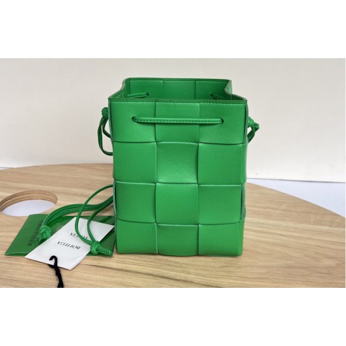 Bottega Veneta Cassette Small intreccio leather cross-body bucket bag in Green Leather