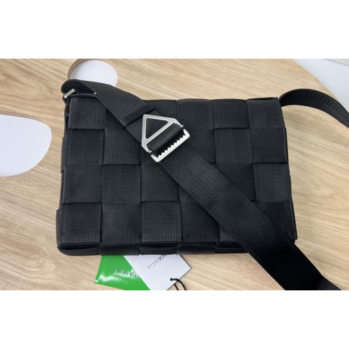 Bottega Veneta Medium intreccio webbings cross-body bag in Black Webbings