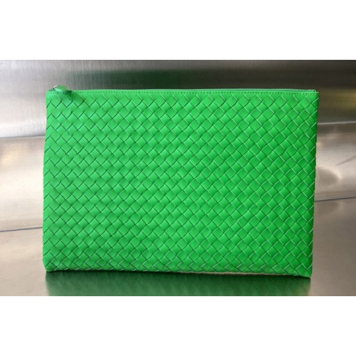 Bottega Veneta Pouch Bag in Green Leather Bottega Veneta Pouch Bag in Green Leather