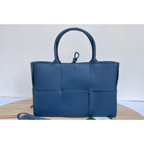Bottega Veneta Arco Mini tote bag in Blue Intrecciato Nappa leather Bottega Veneta Arco Mini tote bag in Blue Intrecciato Nappa leather