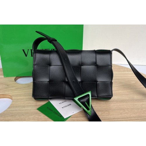Bottega Veneta Medium cross-body bag in Black Green intreccio leather Bottega Veneta Medium cross-body bag in Black Green intreccio leather