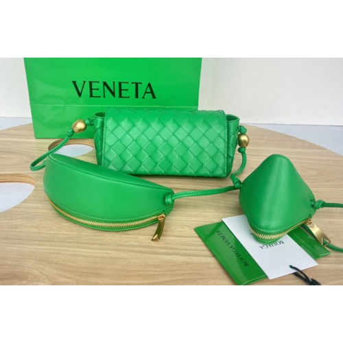 Bottega Veneta Pouch On Strap in Green Intrecciato leather Bottega Veneta Pouch On Strap in Green Intrecciato leather