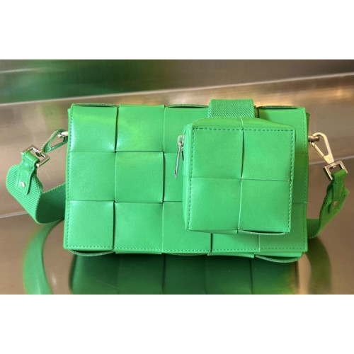Bottega Veneta Cassette With Versatile Strap Bag in Green Leather Bottega Veneta Cassette With Versatile Strap Bag in Green Leather