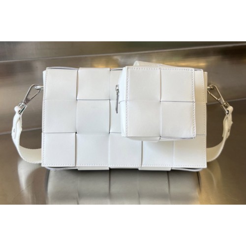 Bottega Veneta Cassette With Versatile Strap Bag in White Leather