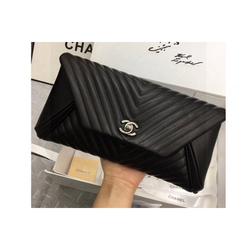 Chanel Classic pouch in Black Leather