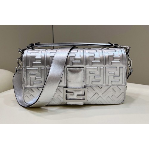 Fendi 8BR600 medium Baguette bag in Silver Leather Fendi 8BR600 medium Baguette bag in Silver Leather