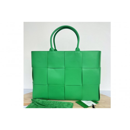 Bottega Veneta Large Arco Tote Bag in Green intreccio leather Bottega Veneta Large Arco Tote Bag in Green intreccio leather