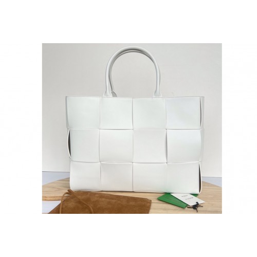 Bottega Veneta Large Arco Tote Bag in White intreccio leather
