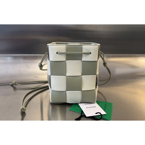 Bottega Veneta Small Cassette Bucket Bag in Green beige intreccio leather