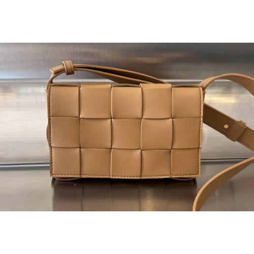 Bottega Veneta Small Cassette Bag in Brown intreccio leather