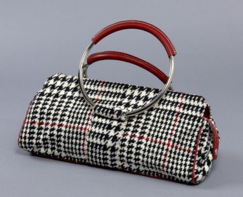 Georges RECH, grand sac baguette en laine noire, rouge et blanche, deux anses rondes en métal chromé partiellement gainées de cuir rouge, fermeture zippée, une poche zippée à l'intérieur. 19 x 40 cm, très bon état.