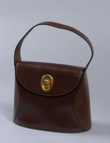 DIOR, Sac d'épaule vintage en cuir brun à deux tons avec une petite anse et un fermoir en métal doré. Intérieur en cuir marron avec une poche zippée. Bon état. 19 x 24 cm.