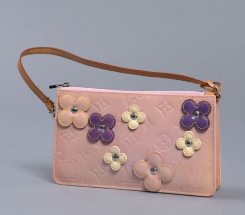 Louis VUITTON, Lexington en veau monogram verni rose clair, décoré de fleurs en cuir vanille, violet et rose clair, garniture en métal argenté, fermeture éclair et anse en cuir naturel. Intérieur en cuir rose. Légère décoloration au vernis, griffures à l'