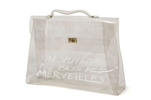 Sac en plastique blanc figurant un sac Kelly 40 cm offert et créé à l'occasion du Souvenir de l'exposition 1997 Hermès, un Voyage au pays des Merveilles, fermoir chromé, poignée.