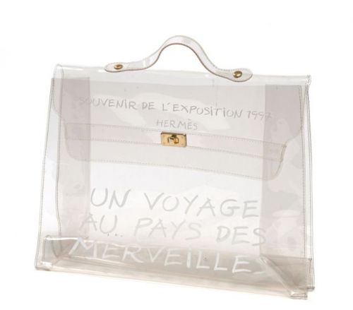 Sac en plastique transparent de forme Kelly édité et offert aux clientes pendant les collections de l'été 1997 (porte l'inscription Un Voyage aux pays des Merveilles).