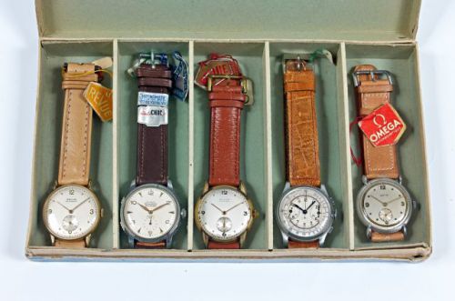 Lot de 5 montres bracelets stock neuf en métal chromé dont 1 Herma, 2 Revue, 1 Gété et 1 chronographe.