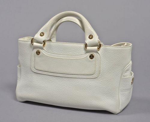 CELINE, Sac Boogie en cuir grainé blanc avec garniture en métal doré, deux anses. 19 x 39 cm. Petite tache à l'intérieur mais très bon état.