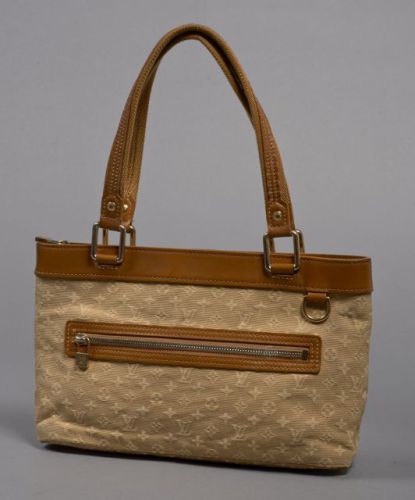 Louis VUITTON, Sac à main en toile coton monogram beige et cuir naturel, une poche zippée à l'extérieur, deux anses en toile et cuir intérieur en toile beige avec deux poches dont une pour portable. 18 x 28 cm. Trés bon état.