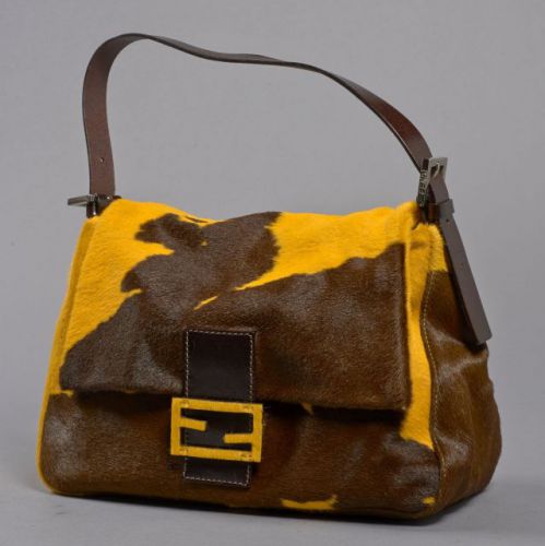 FENDI, Sac à main en peau de veau bicolore marron et jaune, anse en cuir brun, garniture en métal argenté et logo sur boucle. Excellent état.