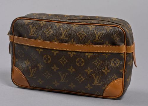Louis VUITTON, Pochette Compiègne en toile Monogram et cuir naturel, grande poche exterieure. 17, 5 x 28 cm. Taches à l'intérieur des pochettes sinon très bon état.