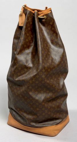 Louis VUITTON, Sac Marin grand modèle en toile Monogram et cuir naturel, garniture en laiton. Système de fermeture par poignée articulée. Intérieur en toile chocolat. Un porte-étiquette en cuir naturel. Dim: 80 x 40 x 30.5 cm. Quelques usures aux coins de