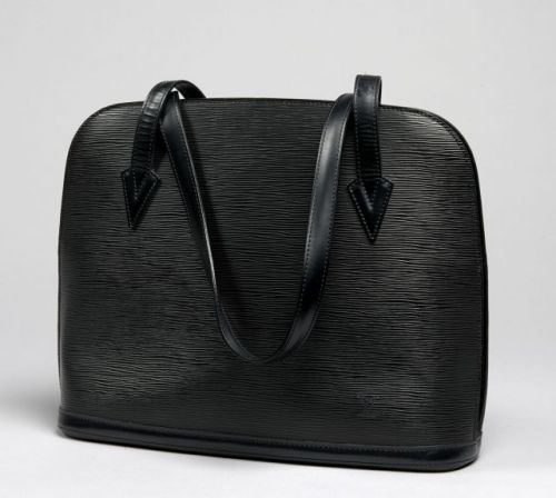 Louis VUITTON, Lussac en cuir épi noir, deux anses bandoulière à la couleur, intérieur en suédine grise, deux poches. 30 x 37 cm. Etat neuf.